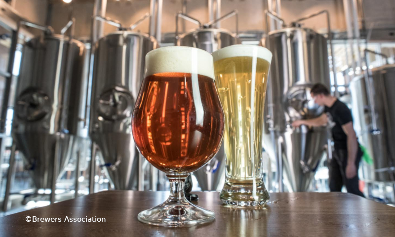 Bierglazen in de brouwerij Twee verschillende biersoorten in glas op tafel in een brouwerij